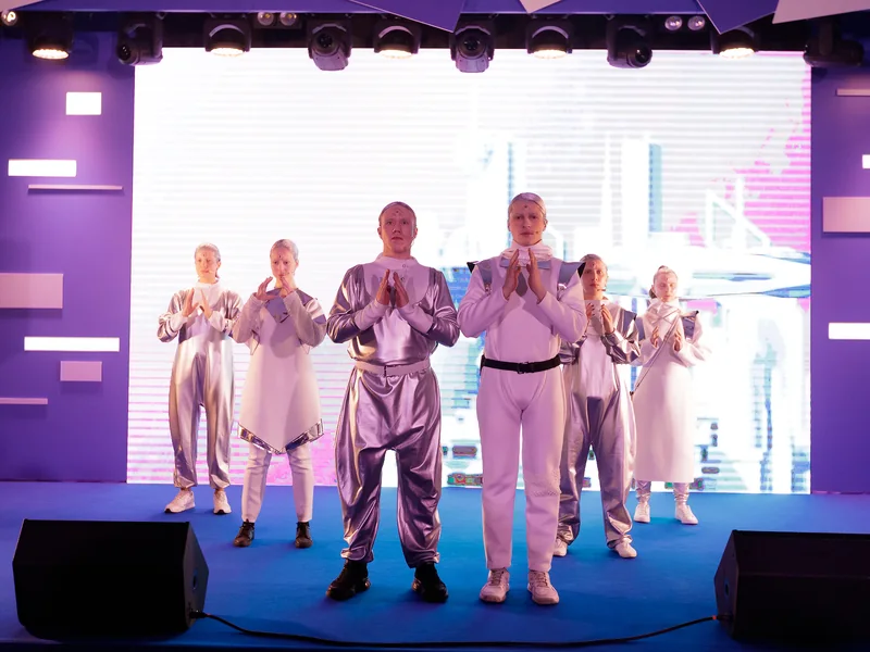 Шоу в серебряных костюмах