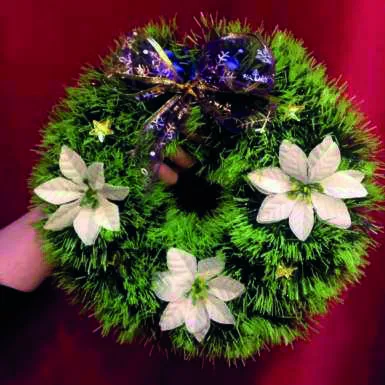 Новогодние венки из мишуры и декора