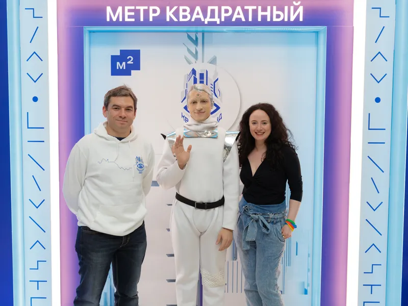 Гости фотографируются у пресс-волла